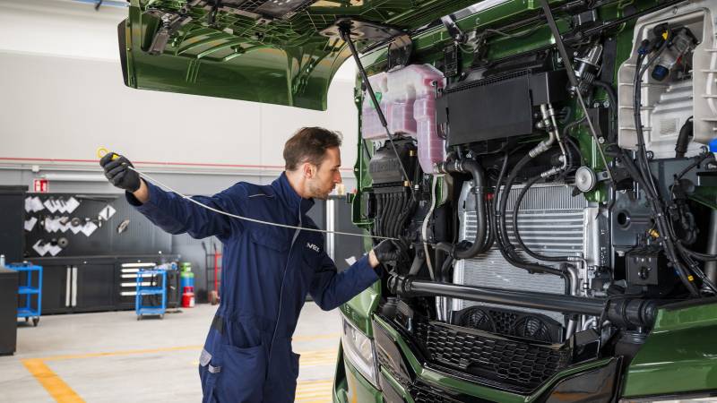 technicien IVECO effectuant une vérification