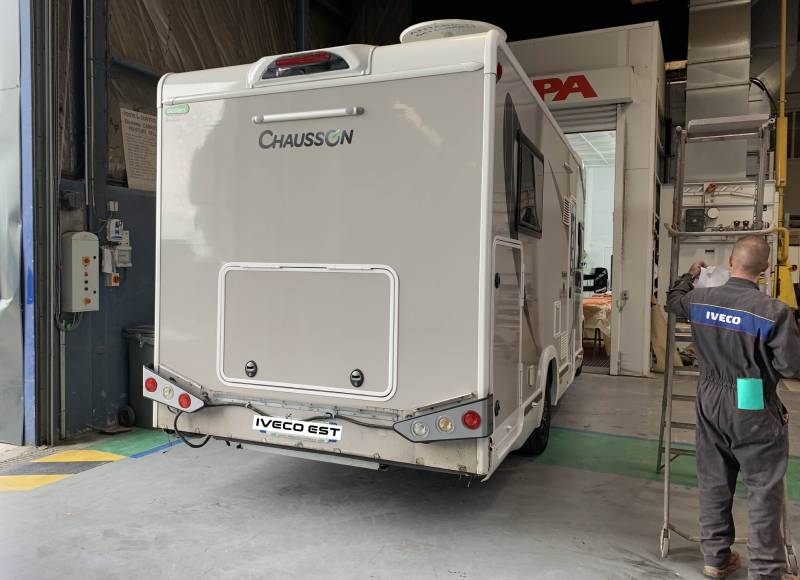 Réparer et peindre le pare-chocs endommagé d'un camping-car à Metz