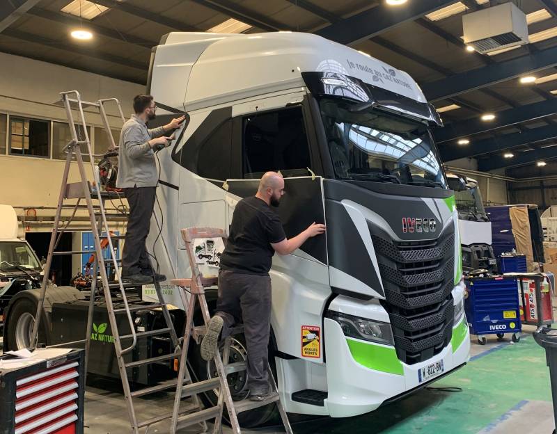 nos carrossiers experts en pose de stickage sur poids lourds
