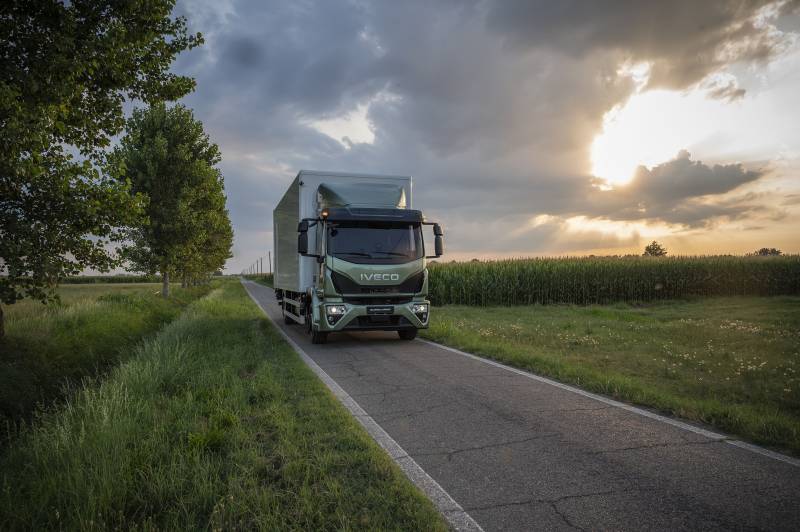 Pièce détachée d’origine IVECO pour rétroviseur poids lourd en atelier