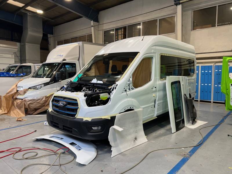 Véhicule utilitaire en cours de peinture constructeur